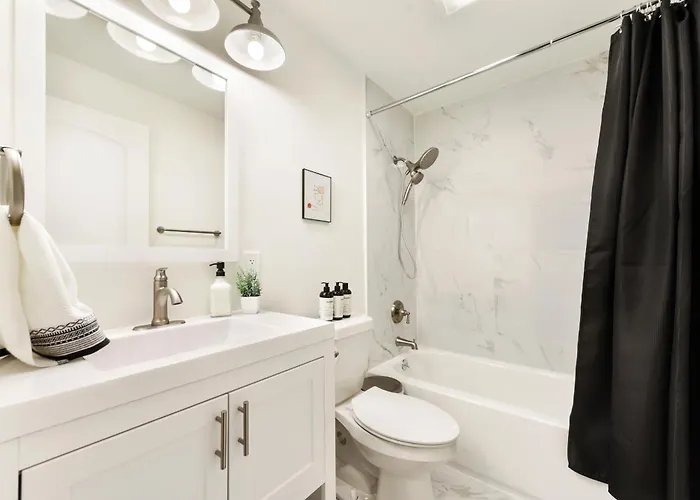 Stylish Sanctuary Near Downtown Workspace Parking *