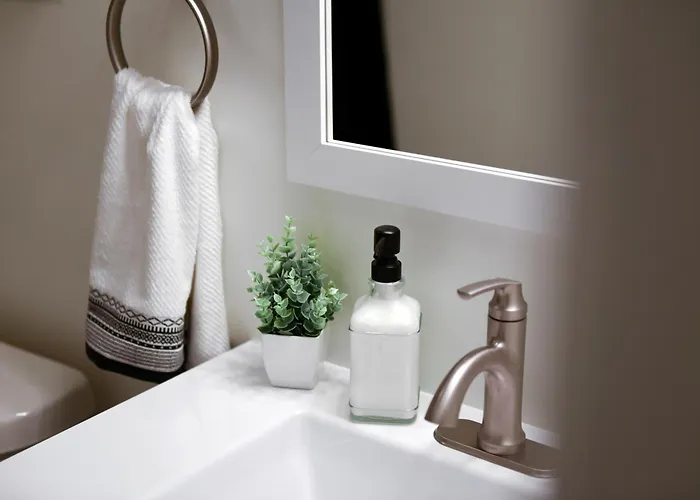 Stylish Sanctuary Near Downtown Workspace Parking Holiday home *