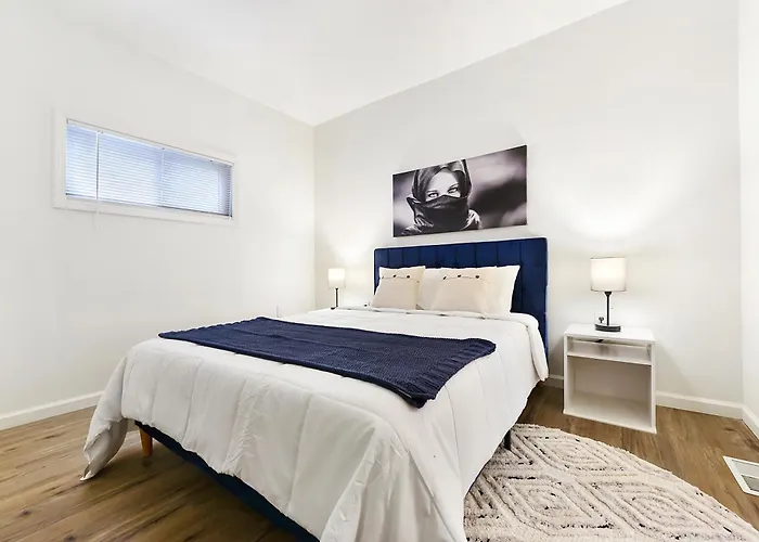Holiday home Stylish Sanctuary Near Downtown Workspace Parking *