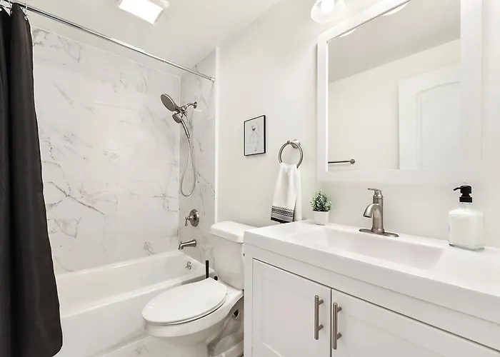 Stylish Sanctuary Near Downtown Workspace Parking Holiday home *